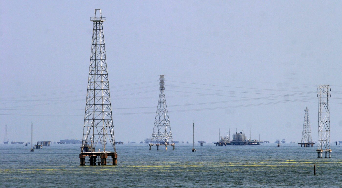 Torres y plataformas sobre el Lago de Maracaibo