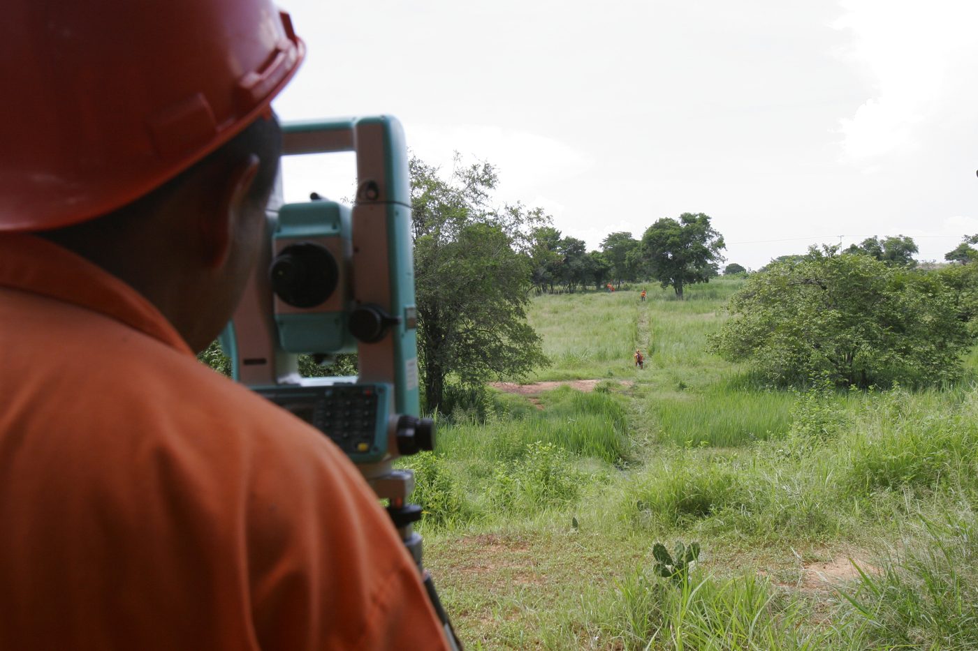 Técnico realizando levantamiento topográfico en Petrocabimas