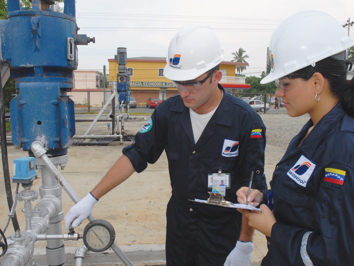 Personal de Suelopetrol inspeccionando equipo en Petrocabimas