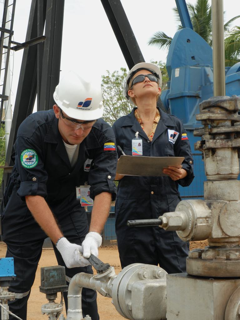 Personal de Suelopetrol operando válvula de pozo en Petrocabimas